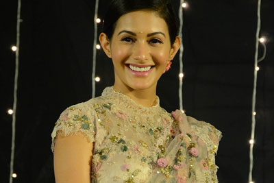amyra-dastur-at-manasuku-nachindi-pre-release-event
